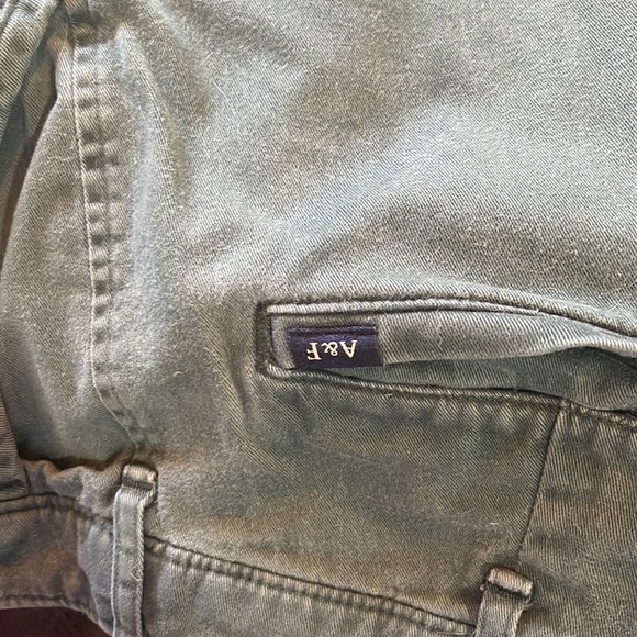 Like new green Abercrombie and Fitch chino pants - Picture 3 of 4
